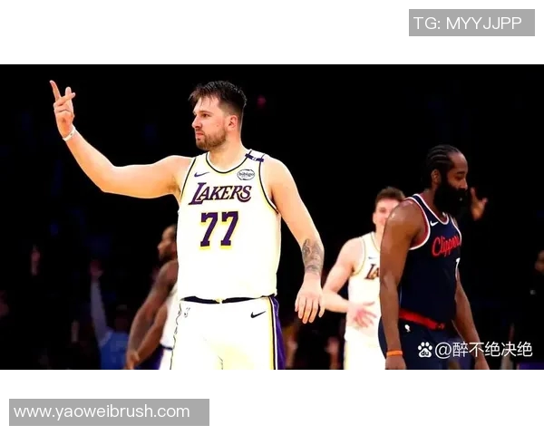 湖人名人队与快船的激烈对决展现篮球魅力与城市荣誉之争