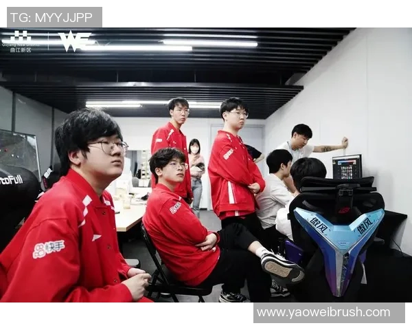 赛后分析：FPX与WE对决中的战术较量与团队实力探讨